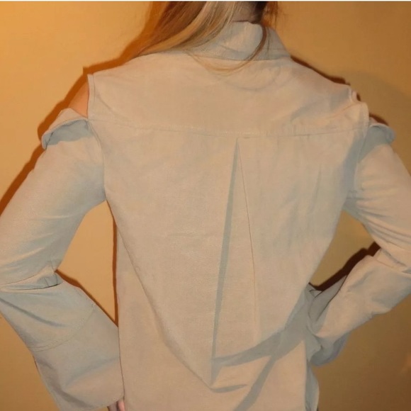 EVIDNT LOS ANGELES BUTTON DOWN COLD SHOULDER SHIRT - Picture 2 of 3